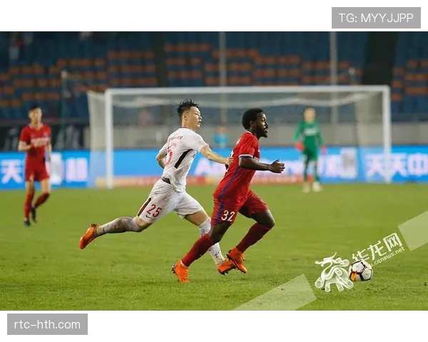 雨战中的坚持,朗斯主场球迷在暴雨中高歌助威